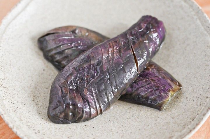 皿にのった白だしを使ったなすの煮浸し