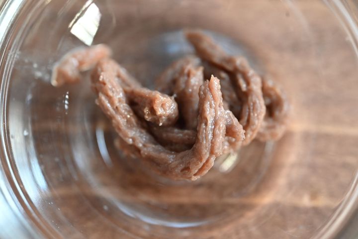 ガラス皿に入ったアンチョビペースト