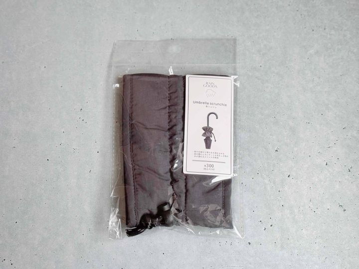 「傘シュシュ」で手が濡れるストレスを軽減