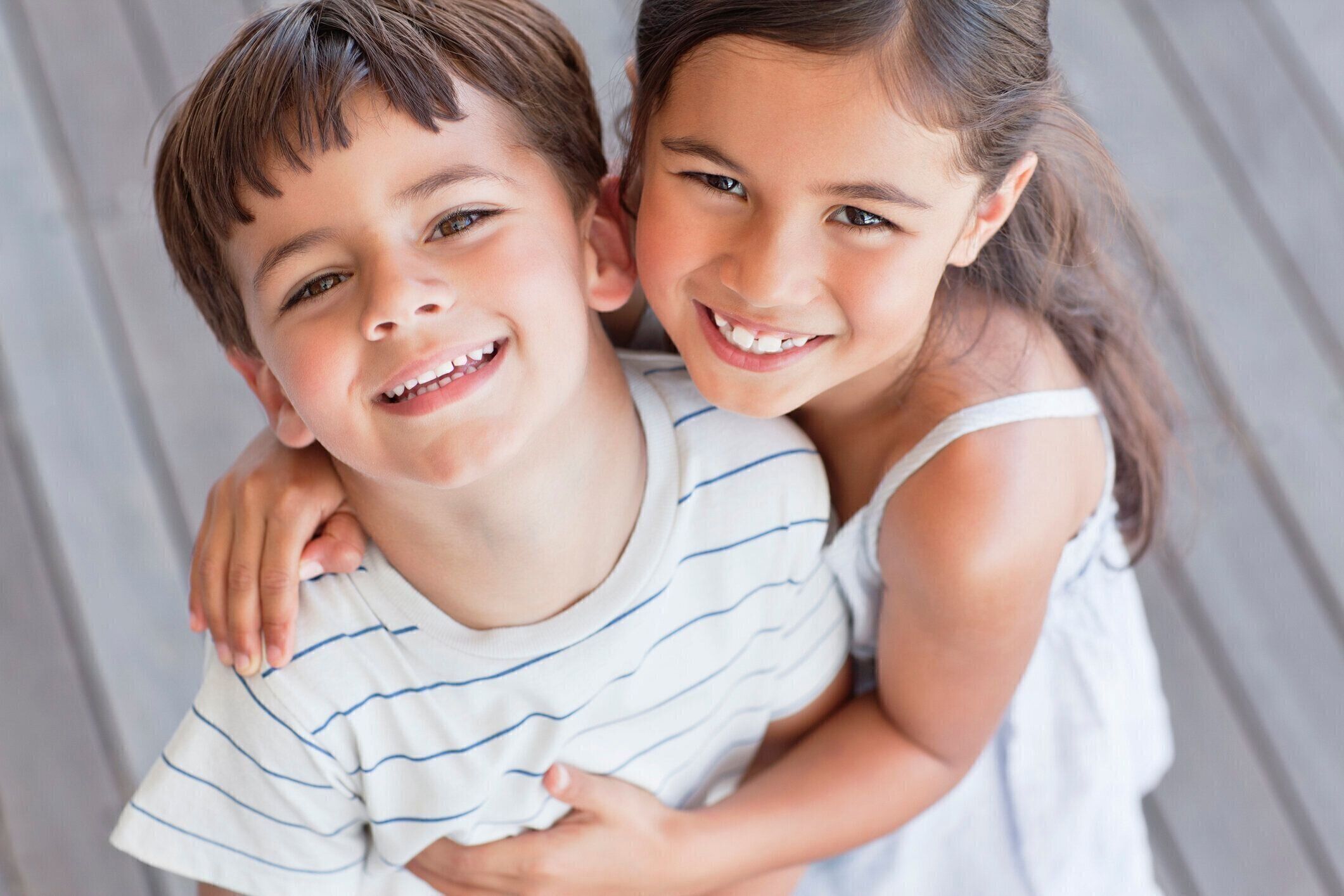 兄と妹のポートレート笑顔