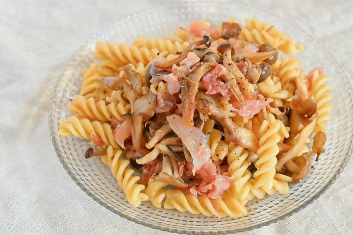 ガラス皿に盛られた焼ききのこと生ハムのパスタサラダ