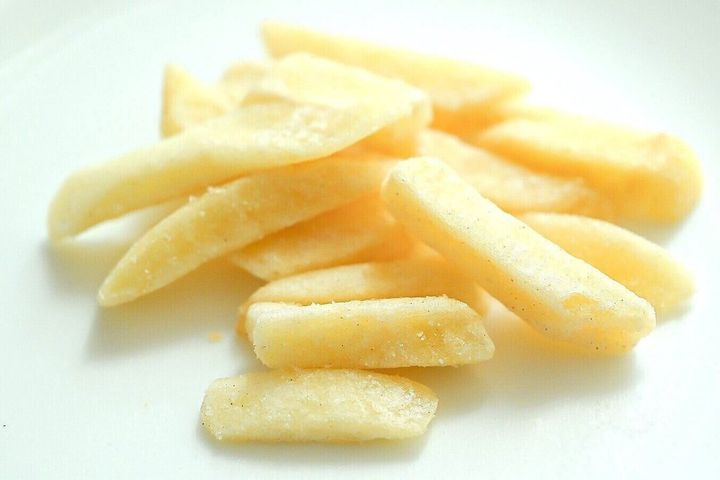 皿にのったポテトスティック 塩レモン