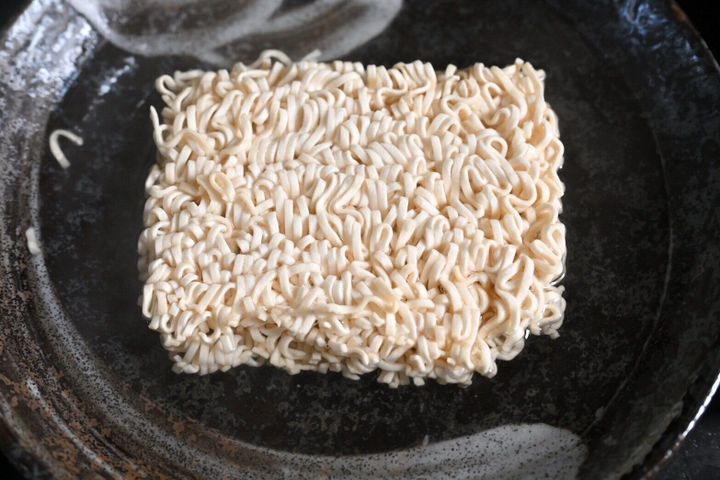 皿に入ったインスタント麺