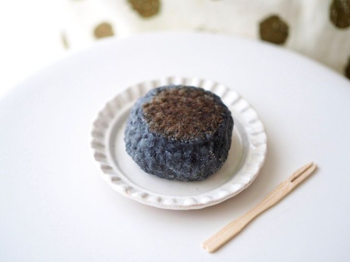 シャトレーゼ「粗搗き大福 黒胡麻」商品写真