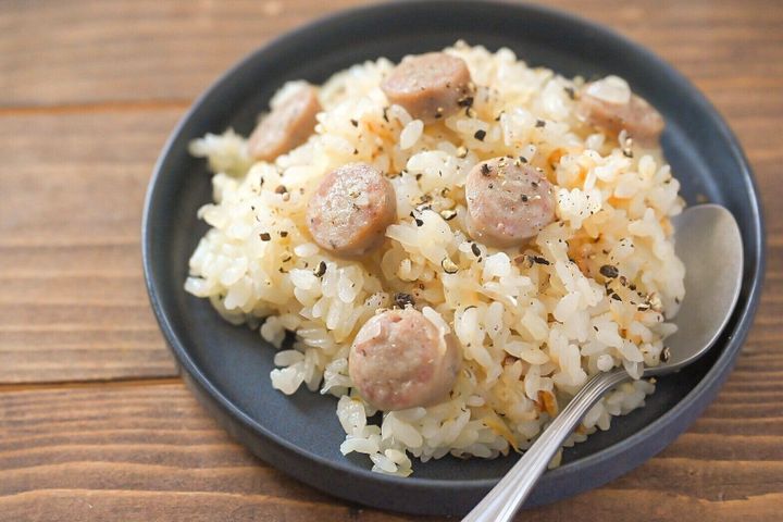 皿に盛られた炊き込みピラフ