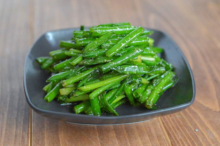 皿にのった小ねぎのナムル