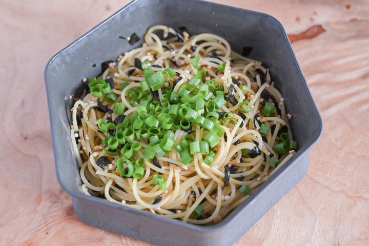 器に入った海苔と納豆のパスタ