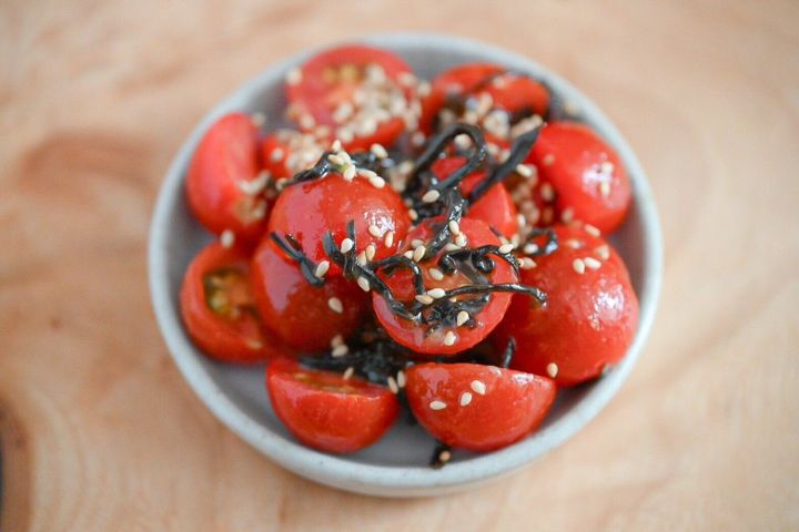 白い皿に盛られたミニトマト塩昆布和え