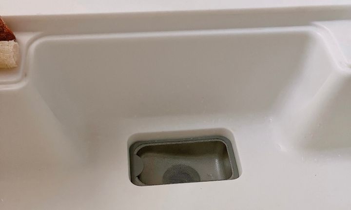 排水溝の蓋外しています