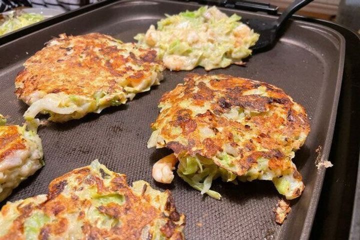 お好み焼きを返しているシーン