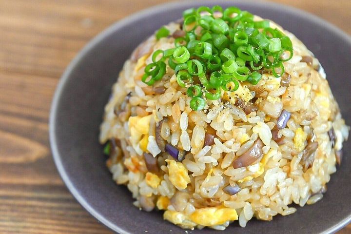 皿に盛られたなすと卵のチャーハン