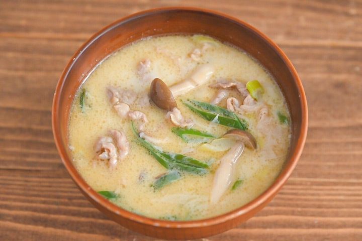 お椀に入った豆乳しめじスープ