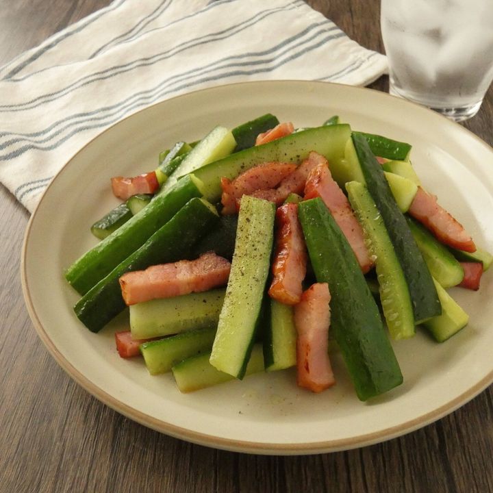 キュウリとベーコンのにんにく塩炒め