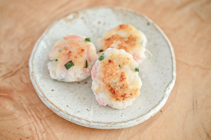 皿にのったはんぺん紅しょうが焼き