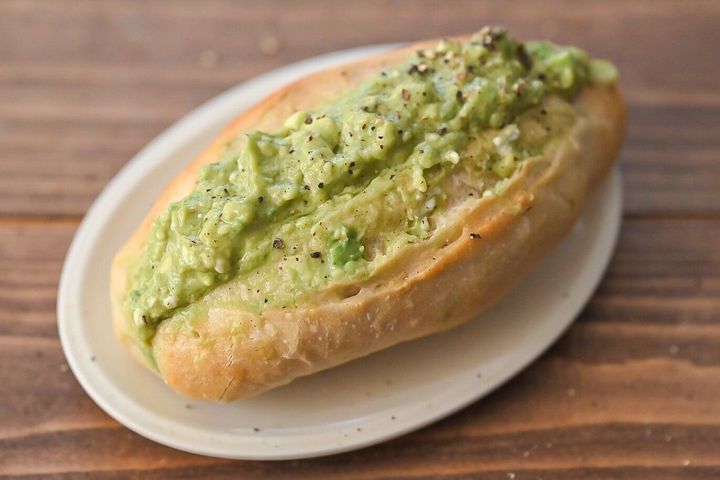 白い皿に盛られたアボカドチーズサンド