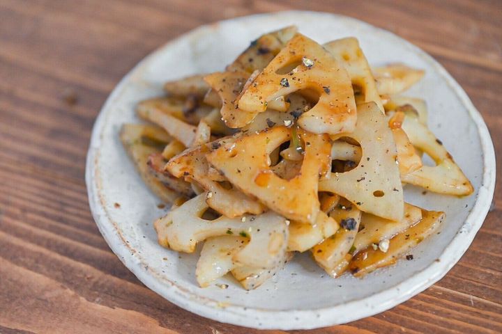 陶器の皿に盛られたれんこん炒め
