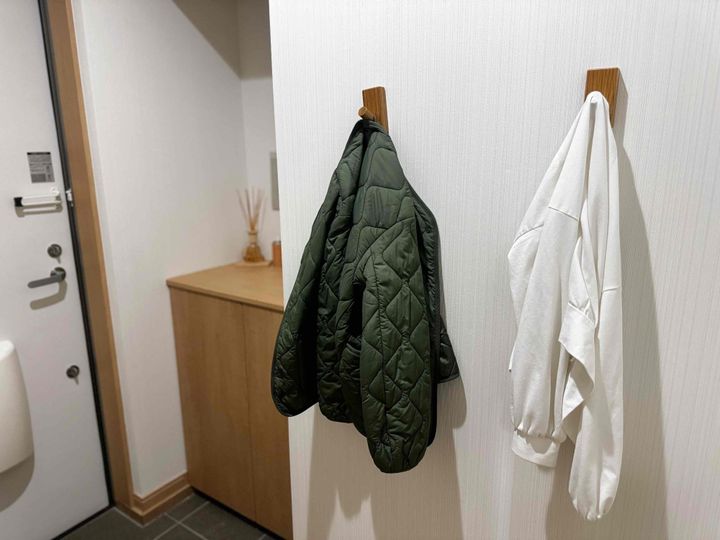 1.「壁に付けられる家具フック」でアウター収納に
