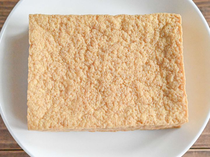 白い皿にのった厚揚げ