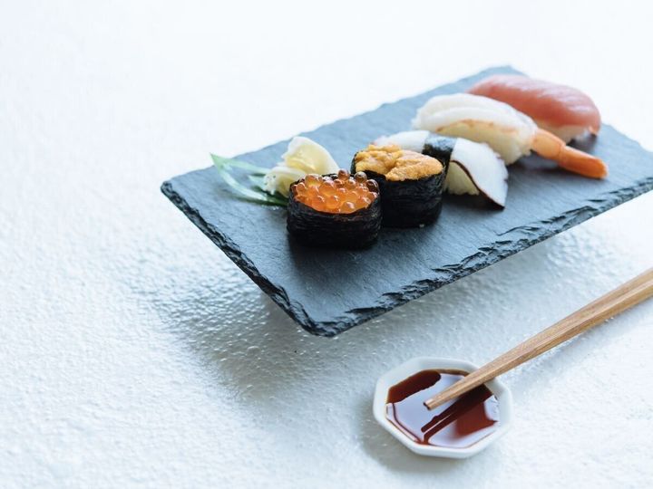 小皿に箸先をかけてよい