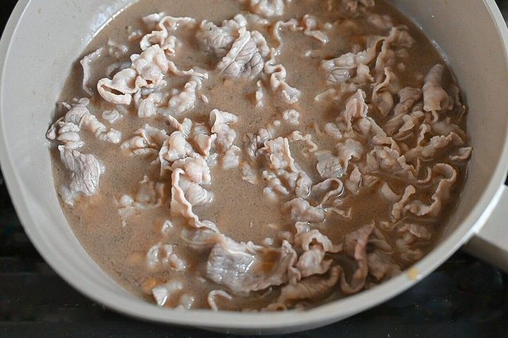 鍋に入った牛肉を入れた肉吸い