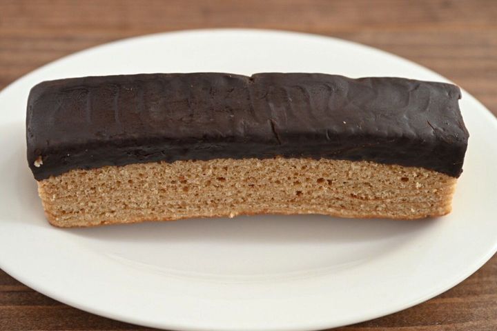 白い皿にのった「不揃いバウム チョコがけヘーゼルナッツ」