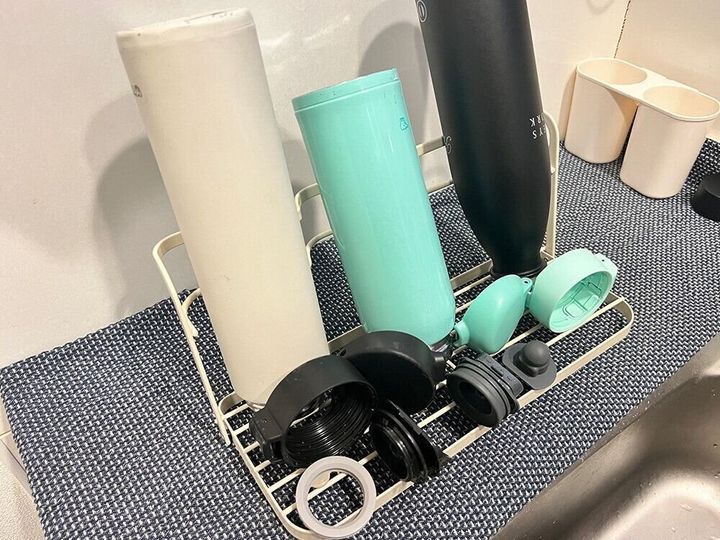 使わないときはコンパクトに!人気商品「折りたたみボトルスタンド」
