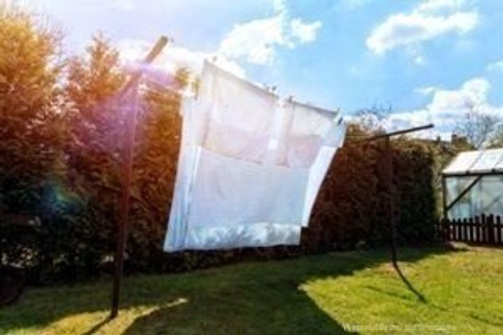 シーツを干す