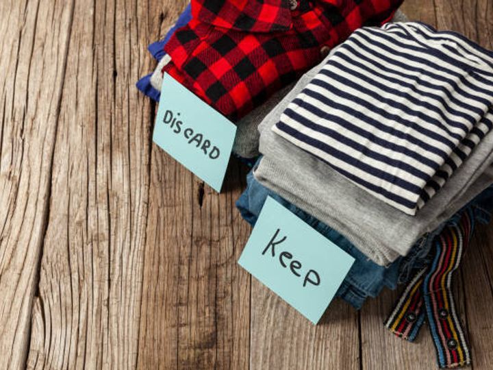 廃棄(落ち着き)または維持する古い服のスタック。リサイクル服、エココットン