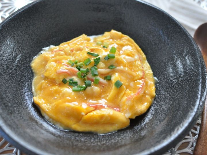 レンジかに玉を黒い皿に盛り付けた様子