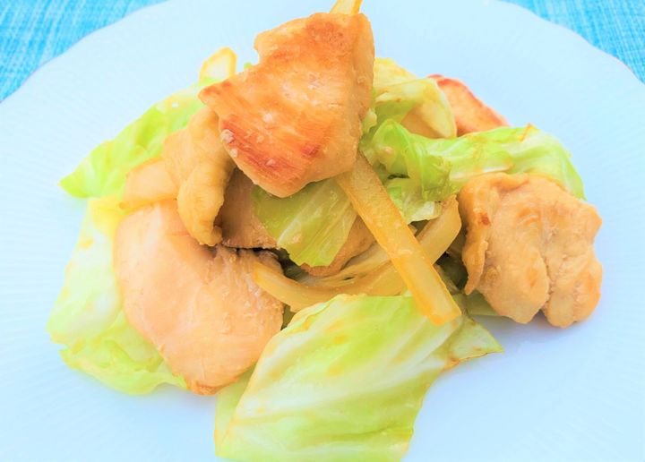 むね肉とキャベツ、玉ねぎの炒め物を盛り付けた様子