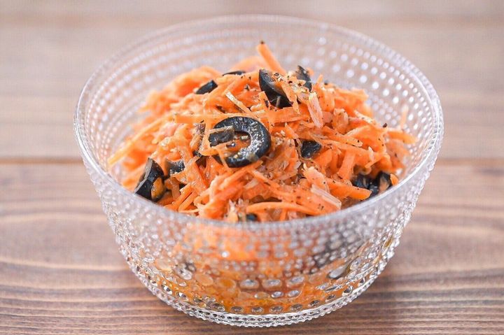ガラス容器に入ったにんじんとオリーブのツナサラダ