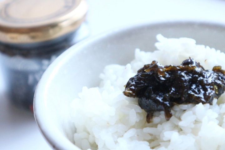 白米の上に海苔の佃煮