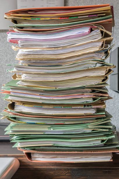 オフィスの高いファイル山