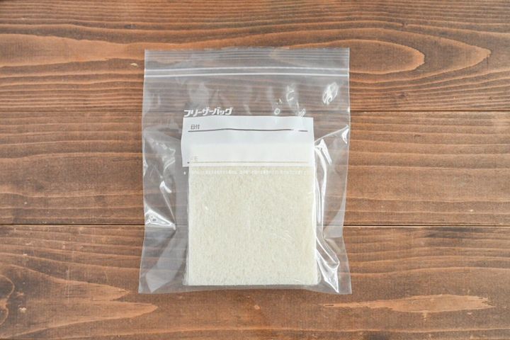 テーブルにのったサンドイッチ用パン