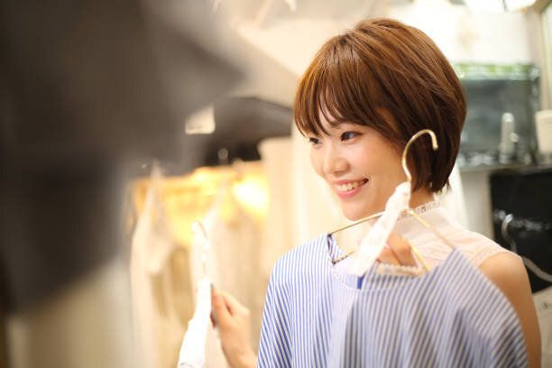 服を選ぶ女性