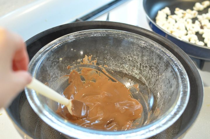 耐熱ボウルに入れたチョコを湯せんにして溶かす様子
