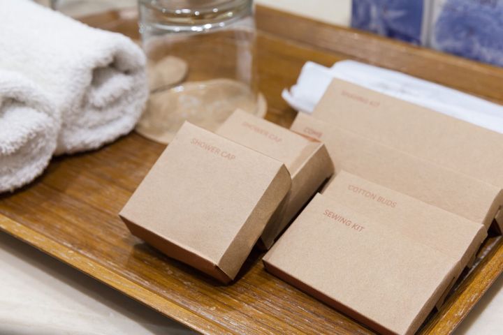 木製トレイの茶色の箱にクローズアップアメニティキット