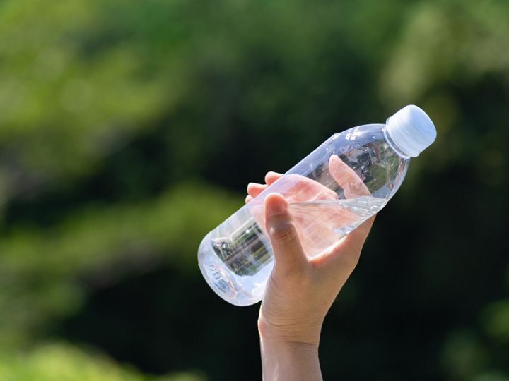 ペットボトル入りの水を持っている