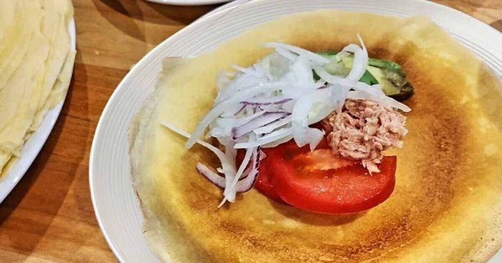 クレープ生地に具材をのせる