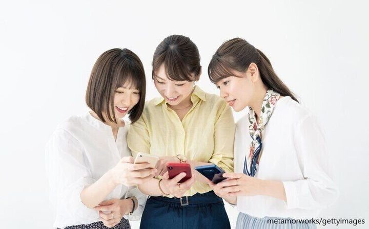 スマホを見合う3人の女性