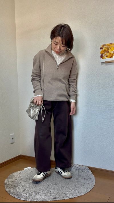 ブラウンの服にゴールドのバッグのコーデ