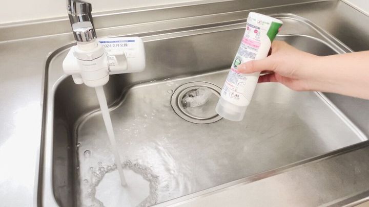 食器用洗剤をひと回し入れる