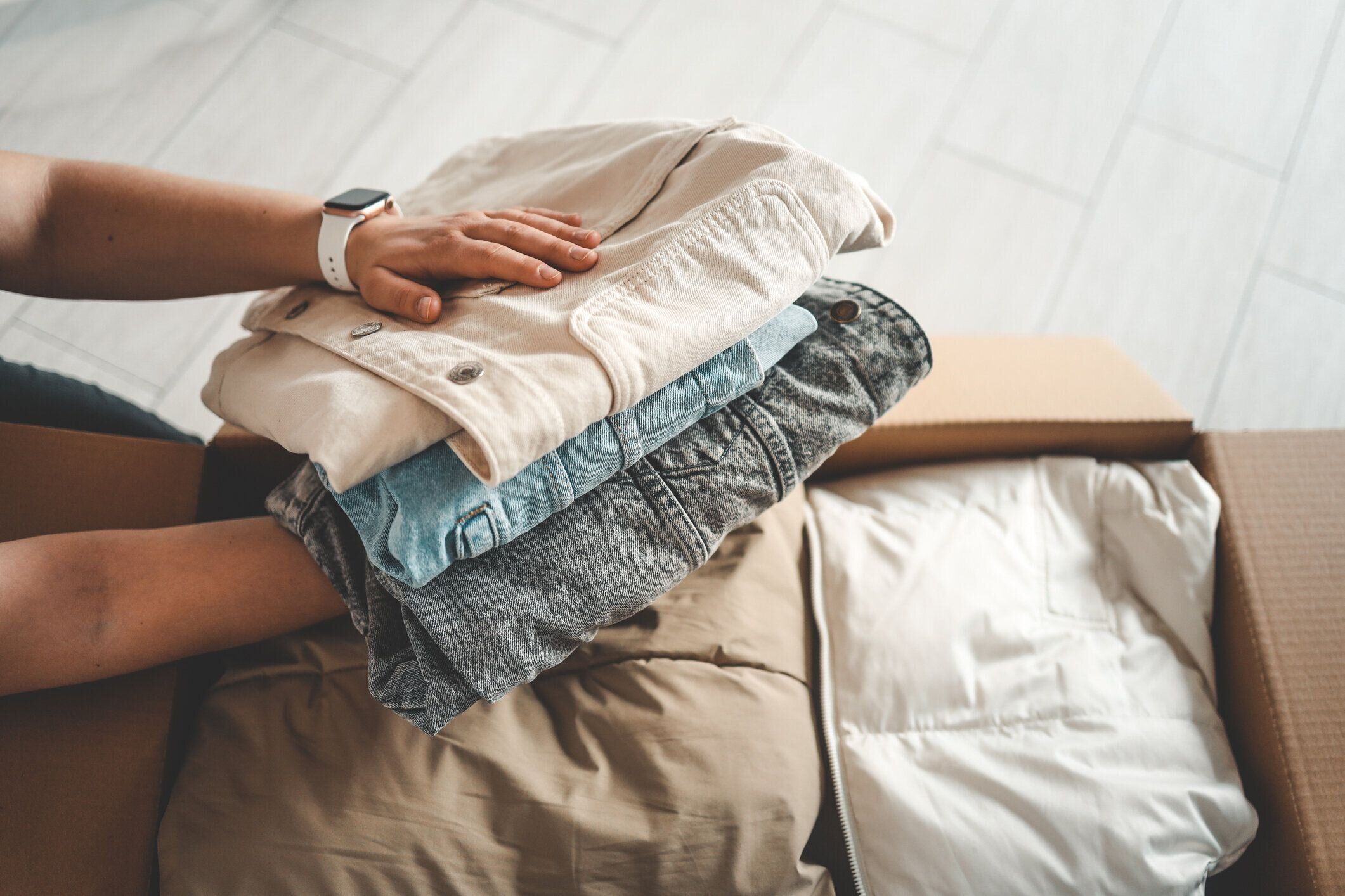 ボックスの寄付服彼女の部屋、寄付の概念を保持している女性。