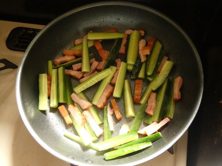 キュウリとベーコンのにんにく塩炒め