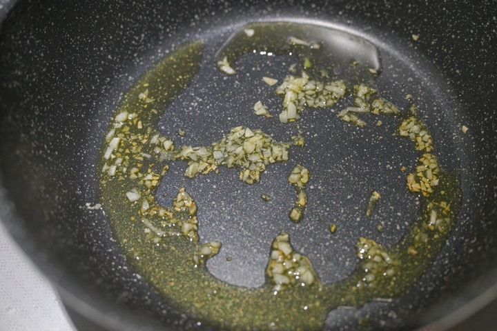 フライパンに入った加熱したにんにく