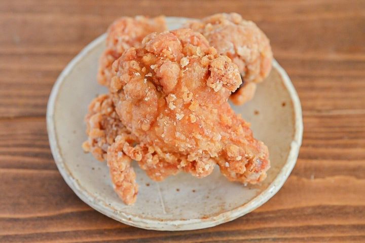 皿に盛られた手羽元の唐揚げ