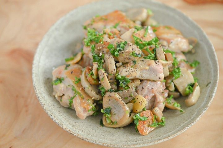 皿に盛られた鶏もも肉とマッシュルームのパセリ和え
