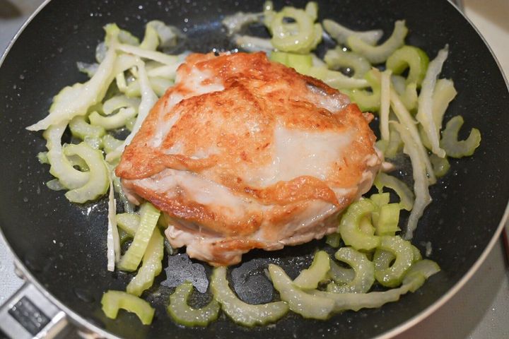 焼いた鶏肉とセロリ