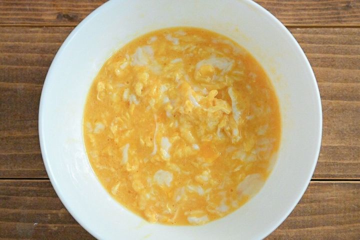 白い皿に入った炒めた卵