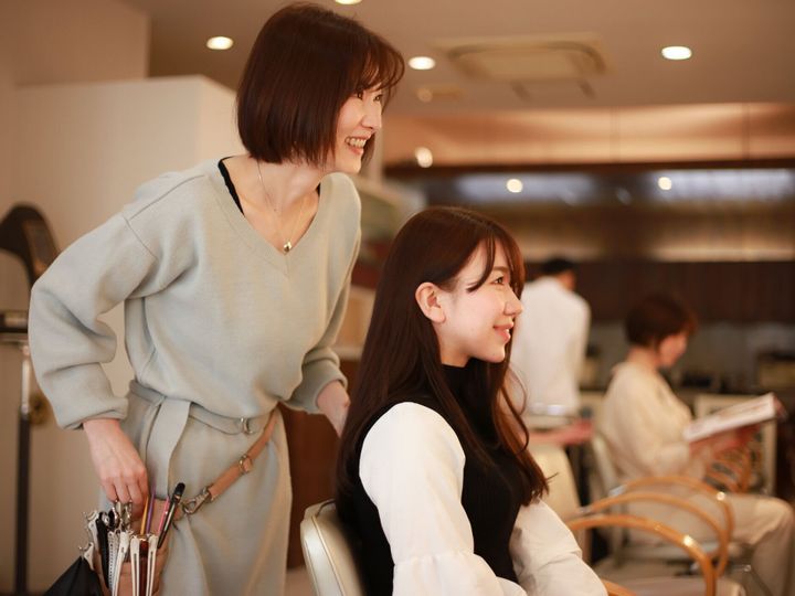 髪を切る美容師のイメージ